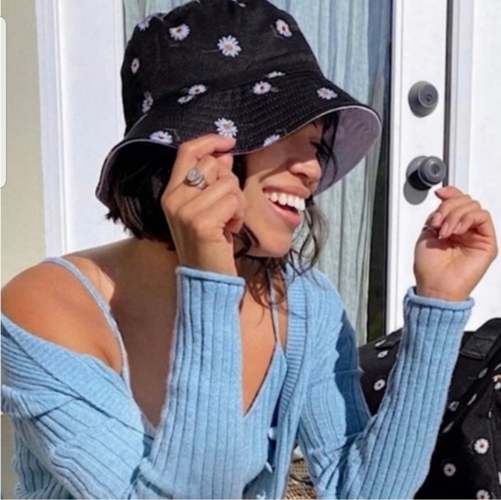 NEW Alice and Olivia Reversible Bucket Hat - Picture 8 of 8